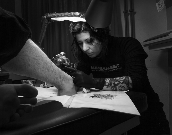 lea plinsky tattooing at nuclearabbit studio